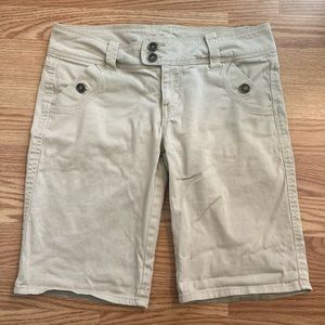 khaki Bermuda shorts size 9 Be Bop